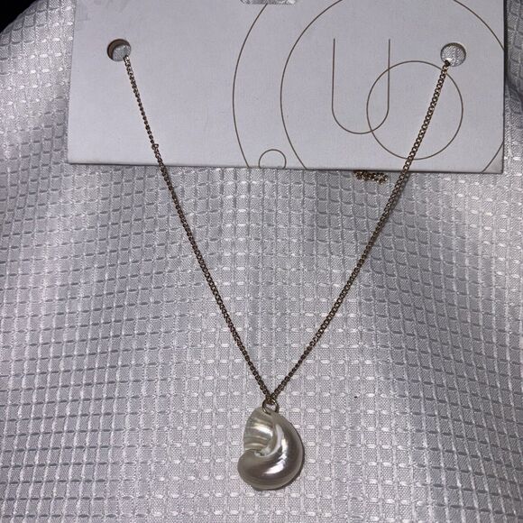 Urban Outfitters Gold Tone Dainty Necklace Seashell NWT - Picture 1 of 7